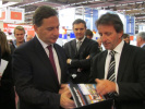 Midest 2011 - Visite M. Besson - Patrice Gault, Pru00e9sident de Dieppe Mu00e9ca Energies, remet la nouvelle plaquette u00e0 M. Besson, ministre de l'u00e9conomie et de l'industrie.
