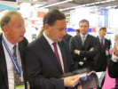 Midest 2011 - Visite Ministre u00e0 DME - M. Besson, ministre de l'u00e9conomie et de l'industrie, du00e9couvre la nouvelle plaquette de Dieppe Mu00e9ca Energies